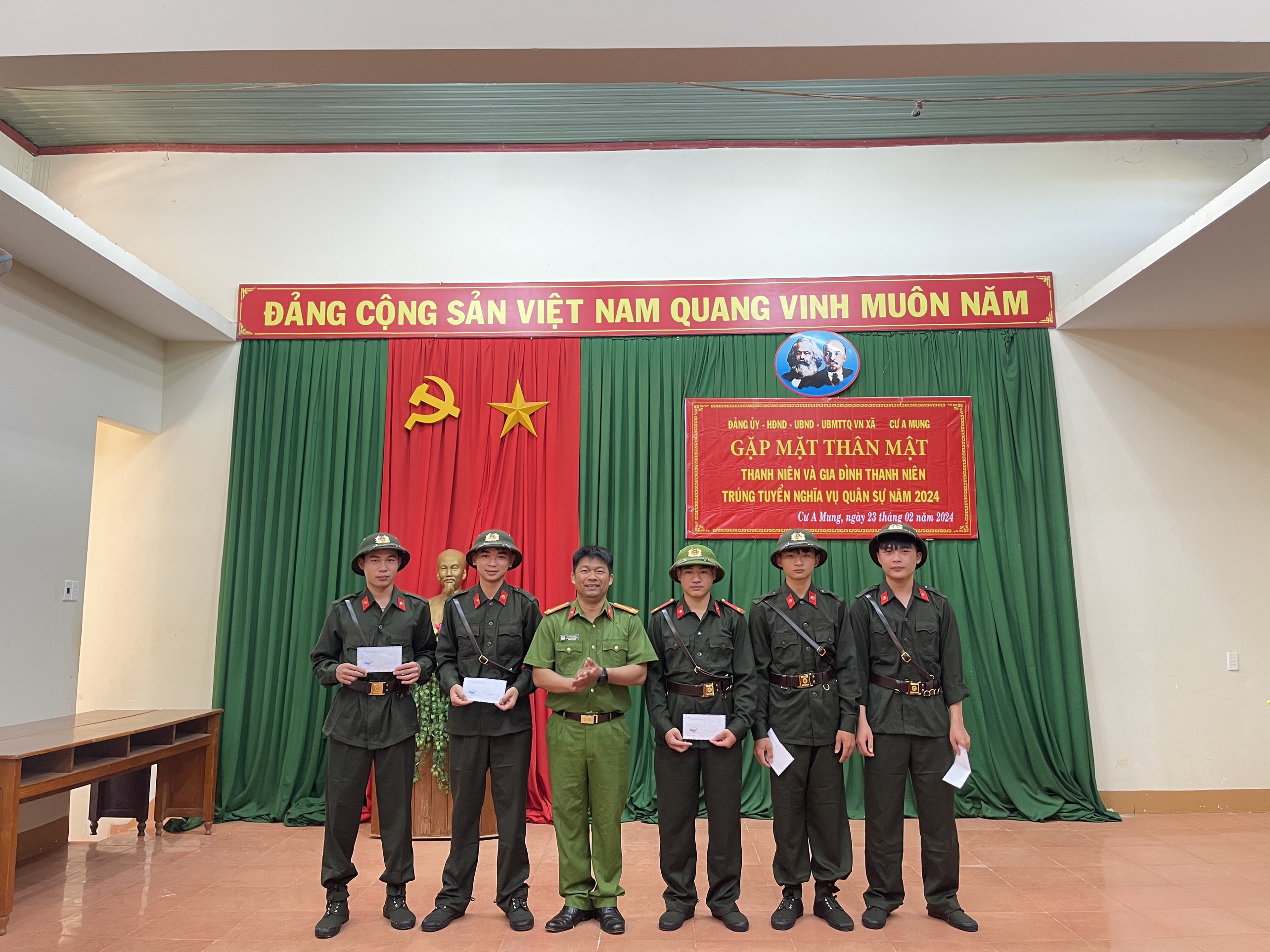 Xã Cư A Mung gặp mặt thanh niên sẵn sàng lên đường nhập ngũ năm 2024